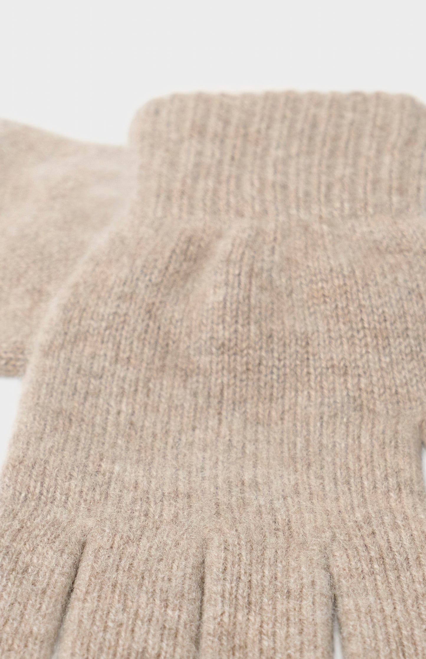Pringle of Scotland Classic Cashmere Gloves In Mushroom showing knit detail