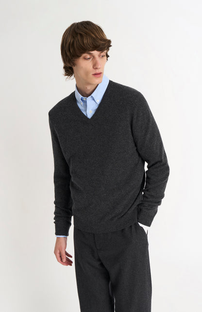 Pringle of Scotland Men’s Cashmere V-Neck Jumper In Charcoal Melange on model