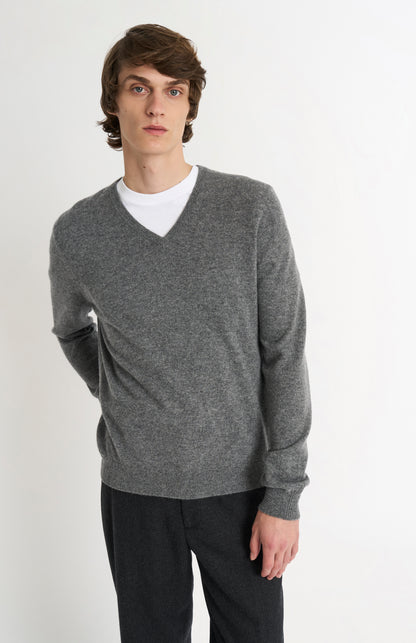 Pringle of Scotland Men’s Cashmere V-Neck Jumper In Light Grey Melange on model