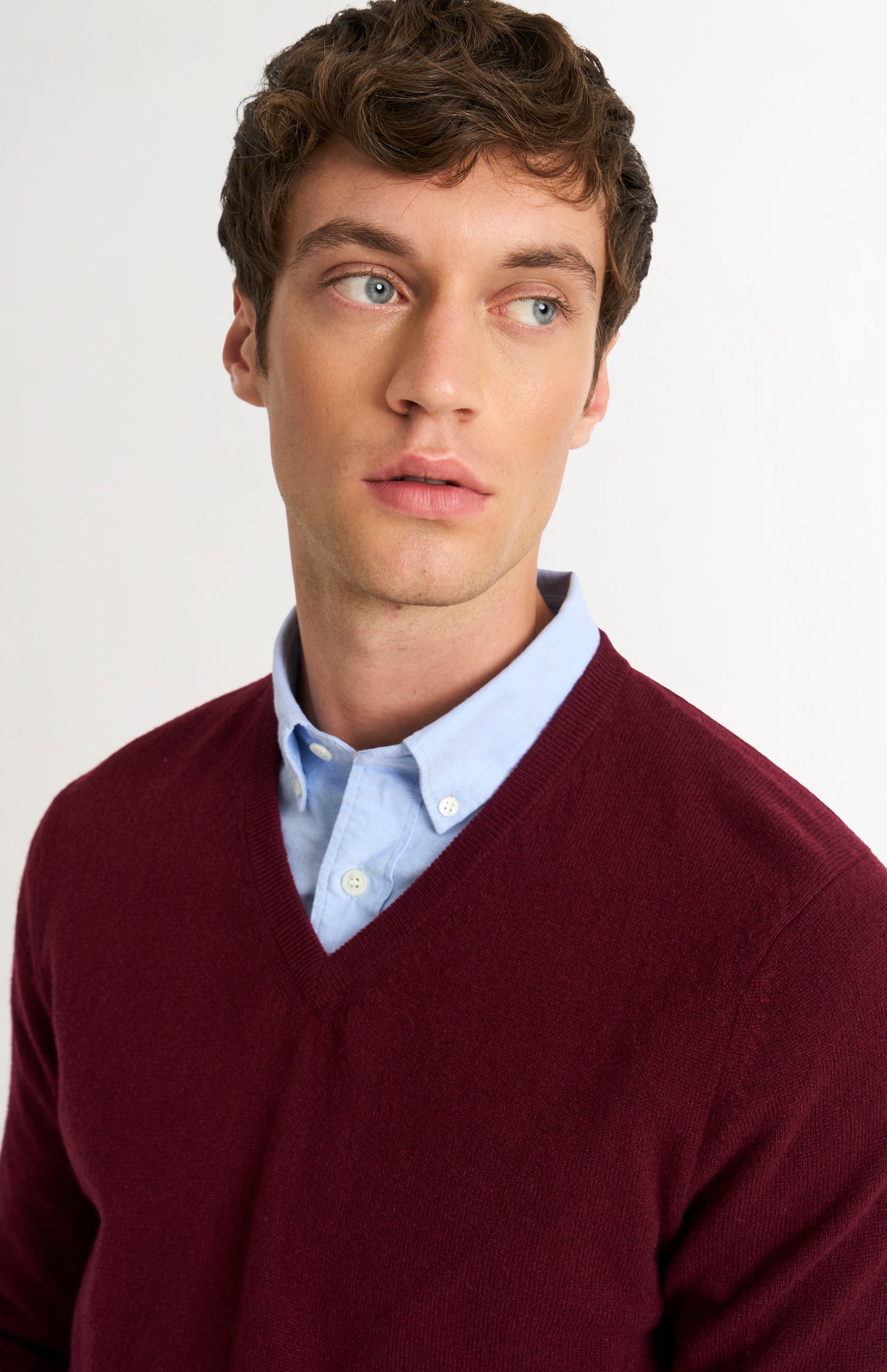 Pringle of Scotland Men’s Cashmere V-Neck Jumper In Burgundy showing v-neck detail