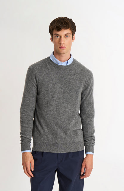 Pringle Men’s Cashmere Crew Neck Jumper In Light Grey Melange on model