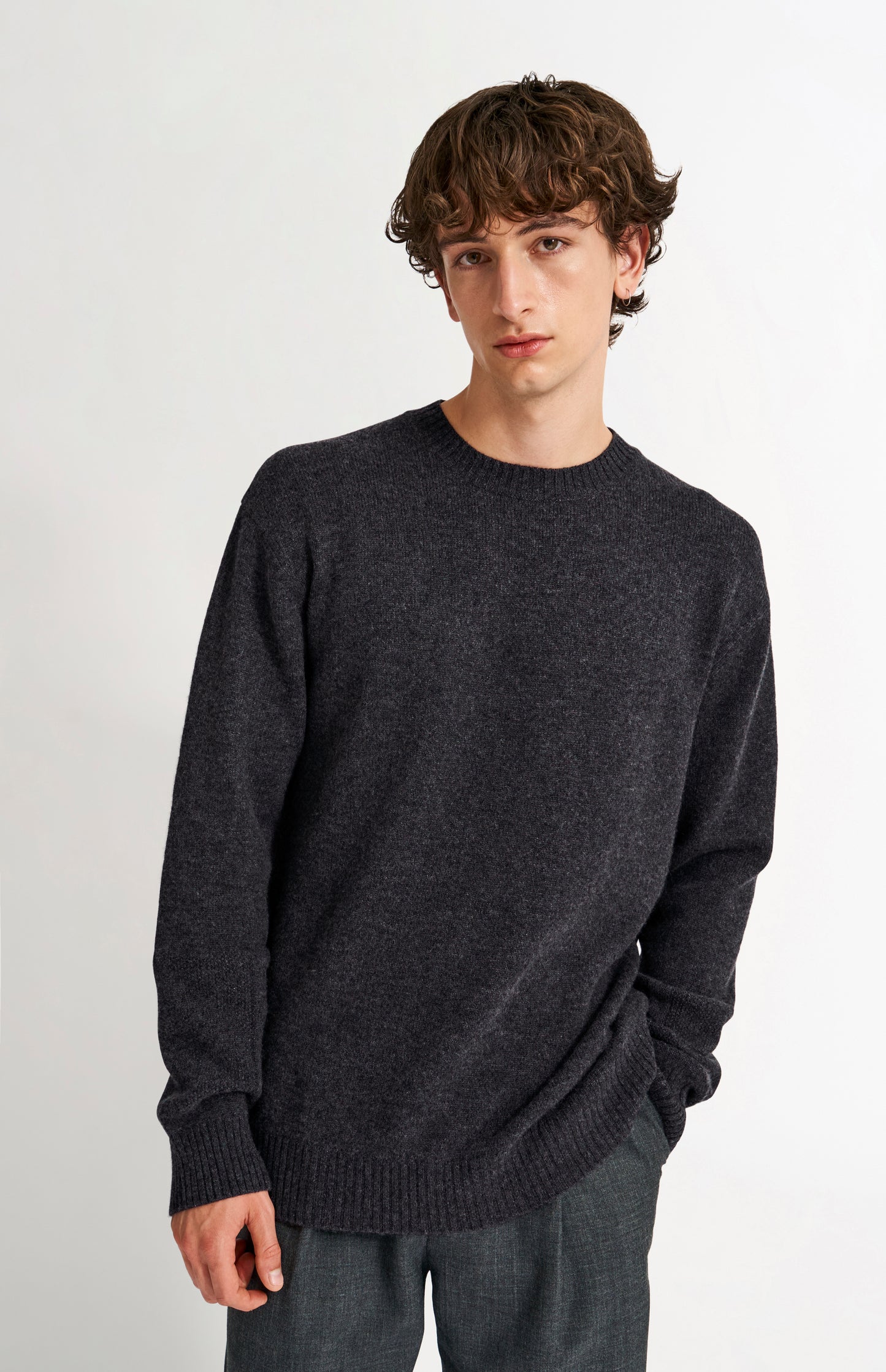 Pringle of Scotland Men's Round Neck Cashmere Jumper In Charcoal on model