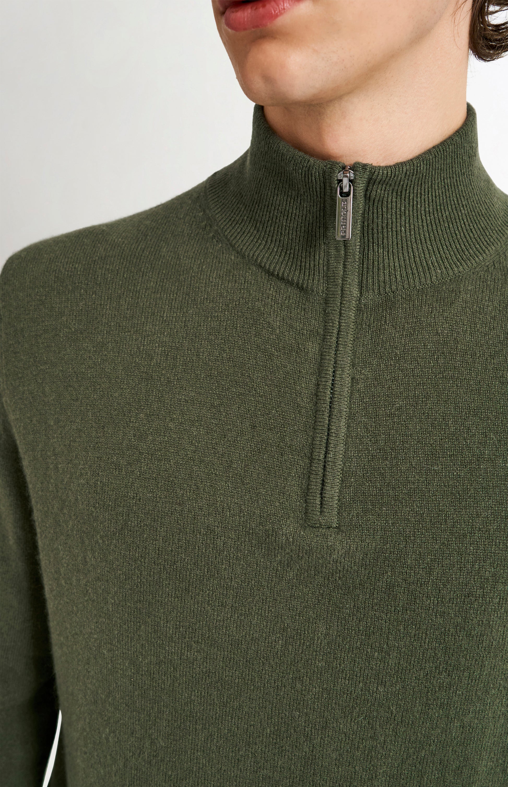 Pringle of Scotland Men's Quarter Zip Cashmere Jumper Classic In Evergreen zip detail