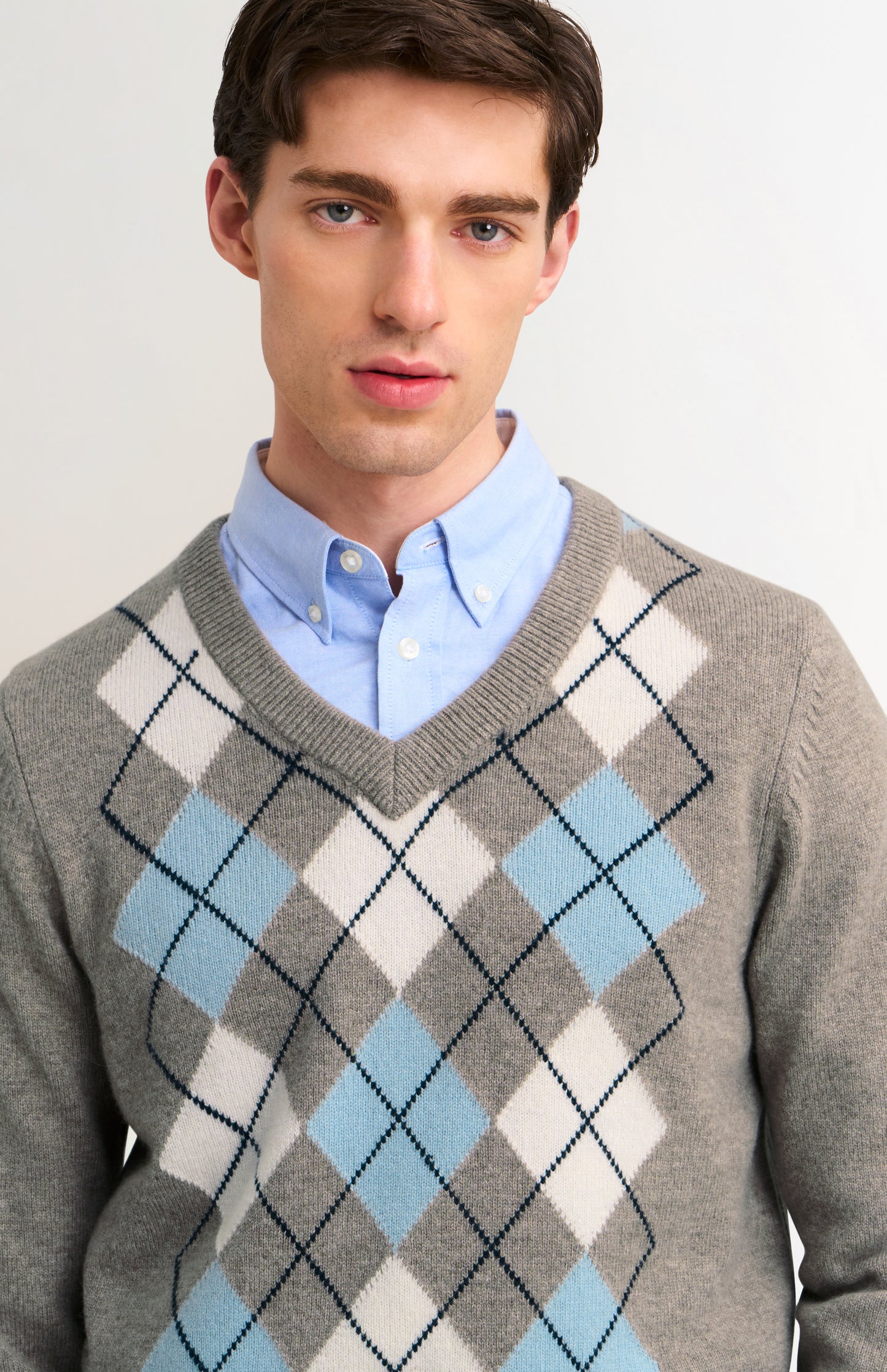 Men's Supersoft Lambswool V-Neck Argyle Jumper in Mushroom / Ecru / Blue