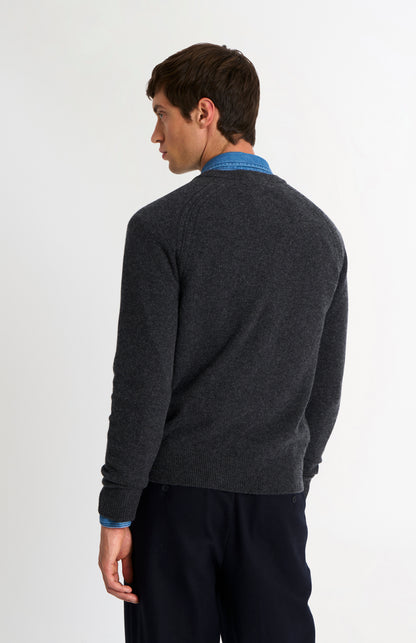 Pringle of Scotland Men’s Lambswool V Neck Jumper In Charcoal showing back