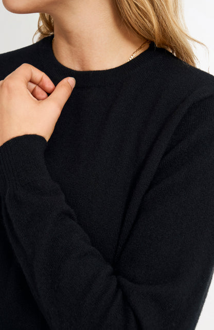 Pringle Women's Classic Round Neck Cashmere Jumper In Black neck detail