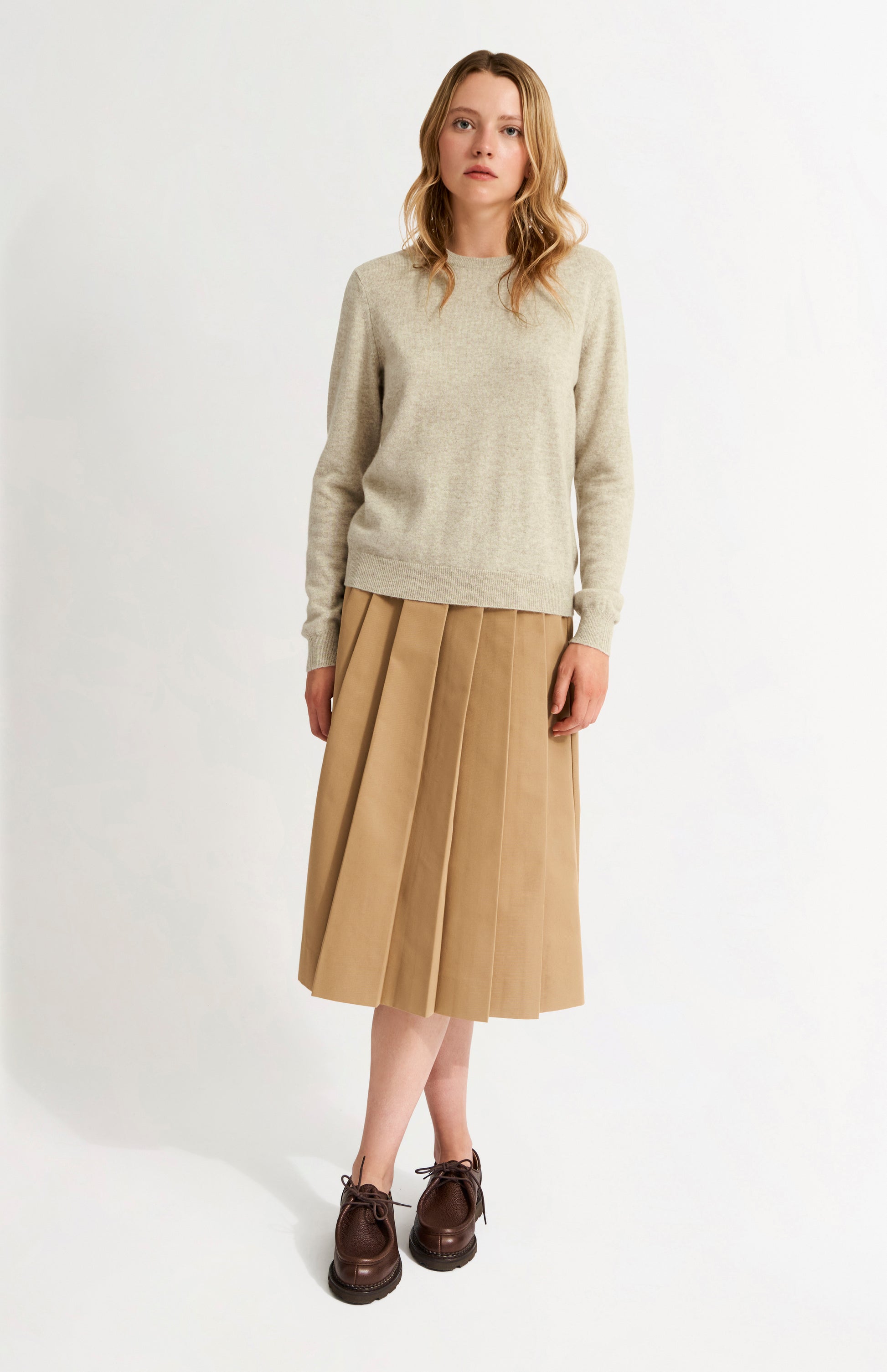 Pringle Women's Classic Round Neck Cashmere Jumper In Oatmeal on model full length