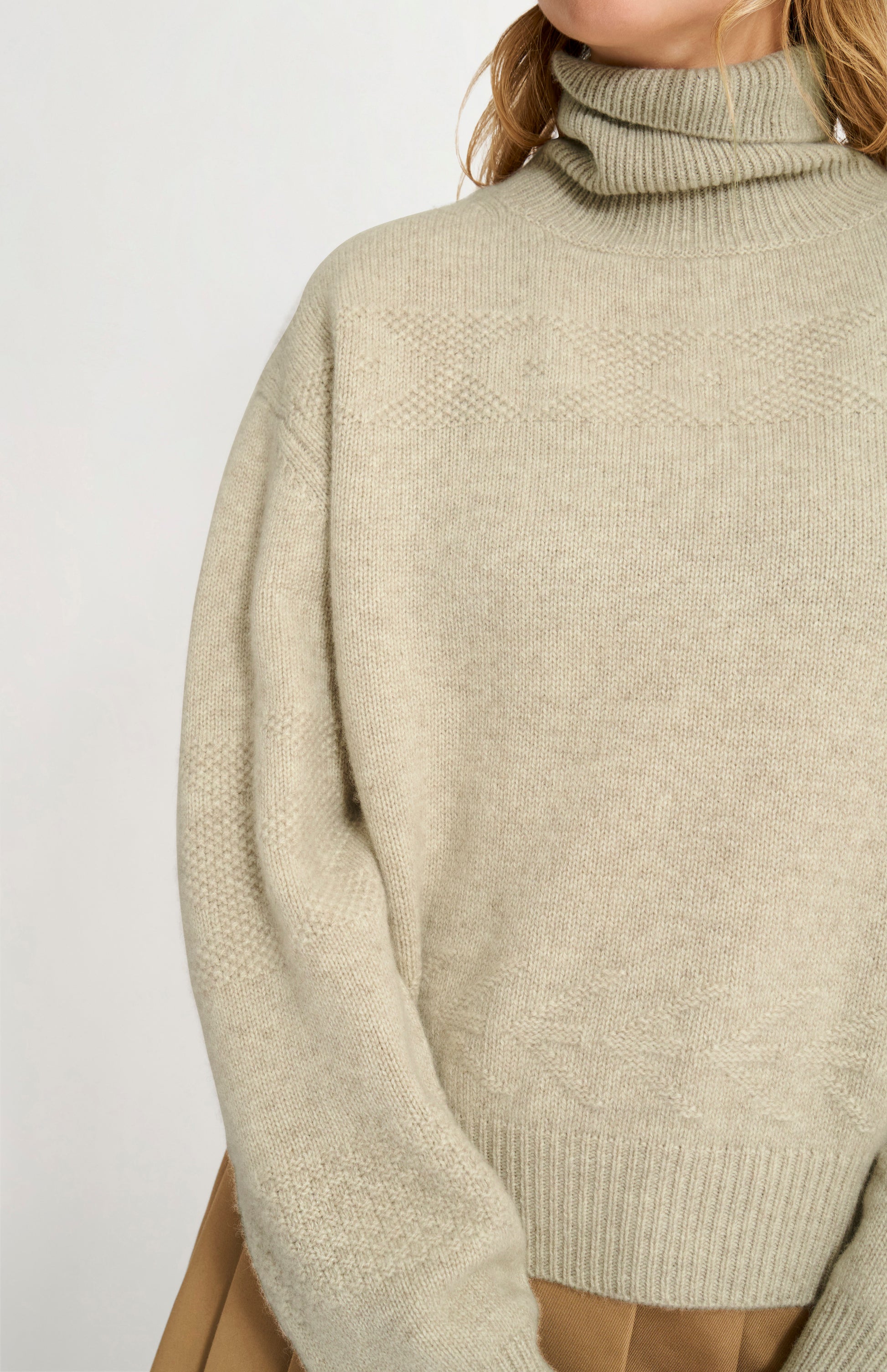 Pringle of Scotland Women's Roll Neck Cashmere Jumper In Oatmeal neck detail